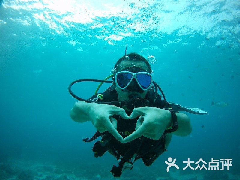 正式上路 全国首例自动驾驶网约车亮相浙江杭州
