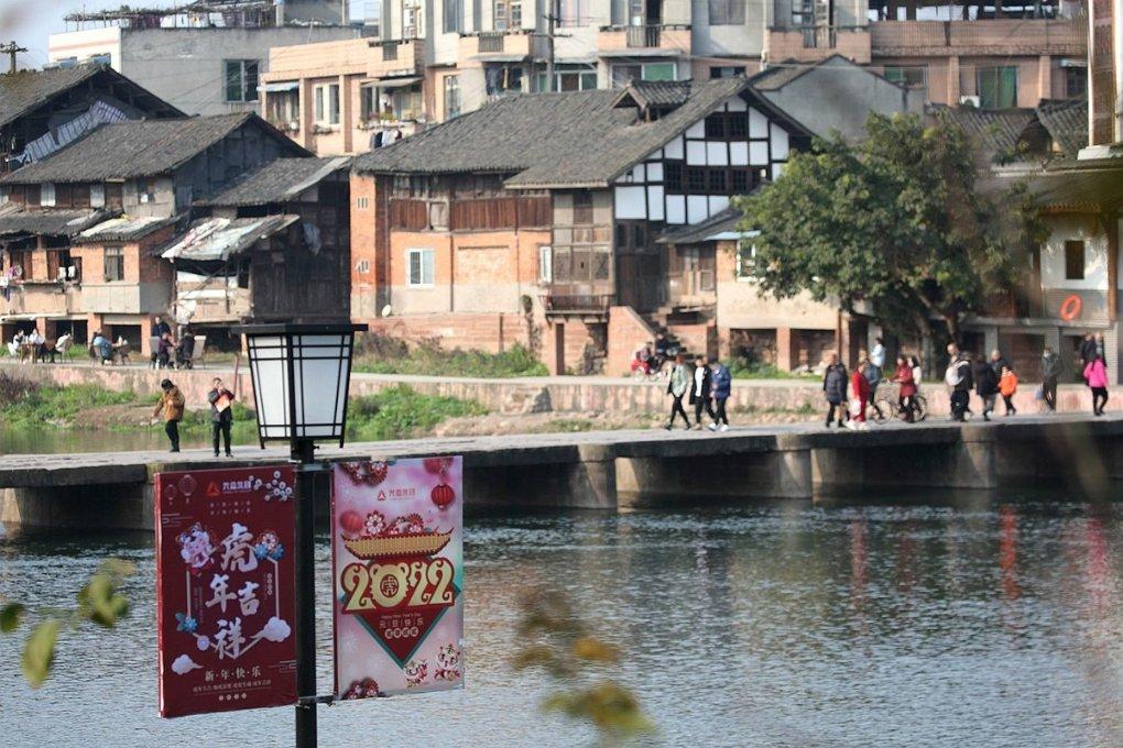 孙权迁都建业，从武昌的防守战略的选择上，可见他不愧为一代雄主